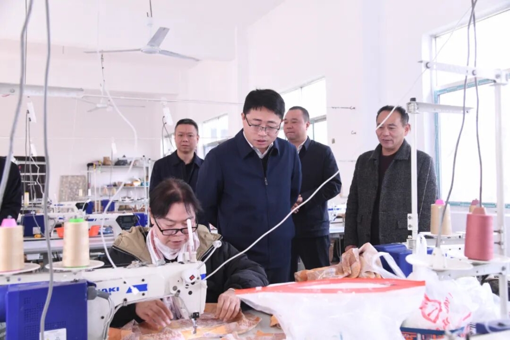劉世奇赴三塘鎮(zhèn)宣講黨的二十屆四中全會精神并調研市場工作